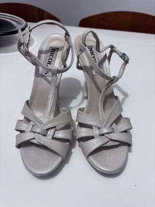 Zapatos de tacón plateados para novia