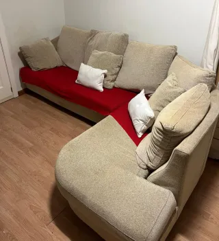 Sofá esquinero chaise longue beige y rojo