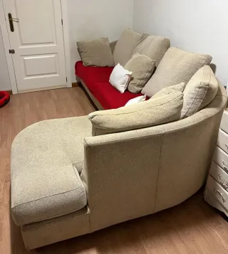 Sofá esquinero chaise longue beige y rojo
