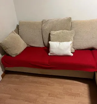 Sofá esquinero chaise longue beige y rojo