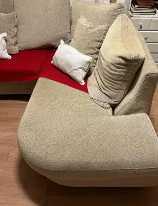 Sofá esquinero chaise longue beige y rojo