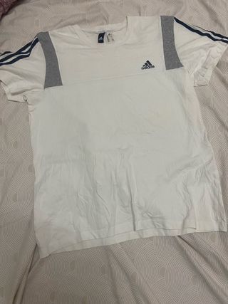 Camiseta Adidas blanca con rayas
