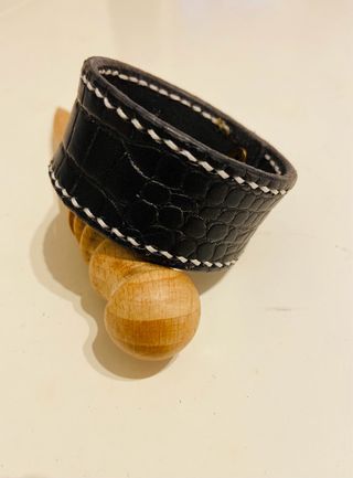 Pulsera cuero texturizado negra