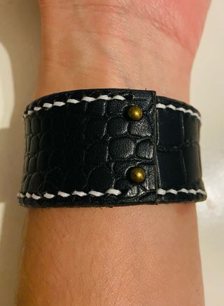Pulsera cuero texturizado negra