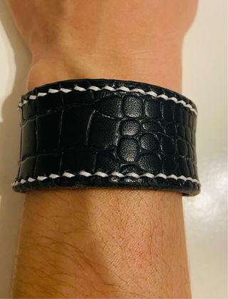 Pulsera cuero texturizado negra