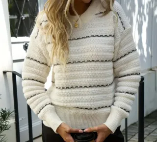 Jersey de punto blanco con finas rayas negras