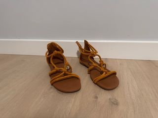 Sandalias marrones con tiras anudadas número 40