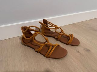 Sandalias marrones con tiras anudadas número 40