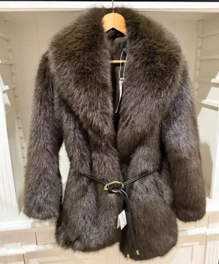 Abrigo pelo Zara viral