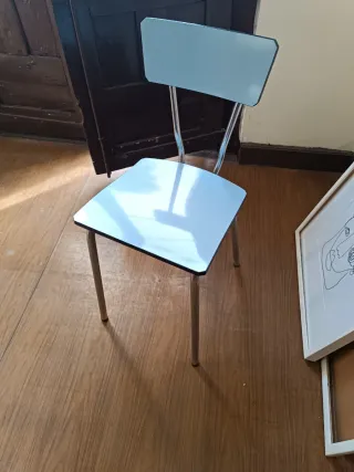 Silla retro azul y con patas cromadas