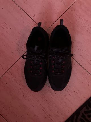 Zapatillas Columbia Negras y Rojas