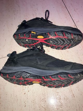 Zapatillas Columbia Negras y Rojas