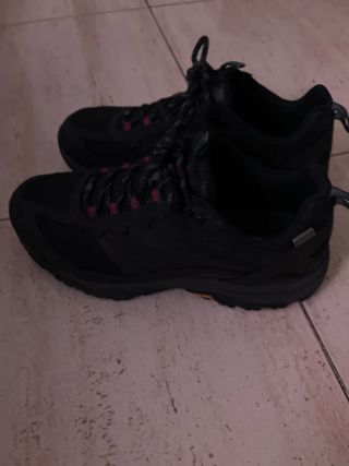 Zapatillas Columbia Negras y Rojas