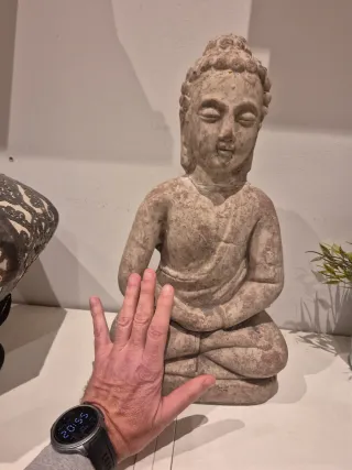 Statua di Buddha in pietra beige