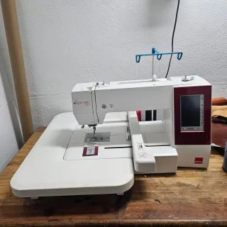 Máquina de bordar automática Elna