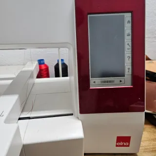 Máquina de bordar automática Elna