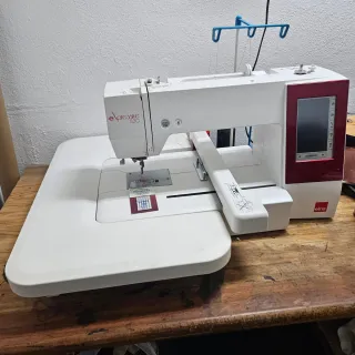 Máquina de bordar automática Elna