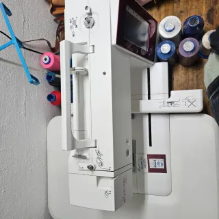 Máquina de bordar automática Elna