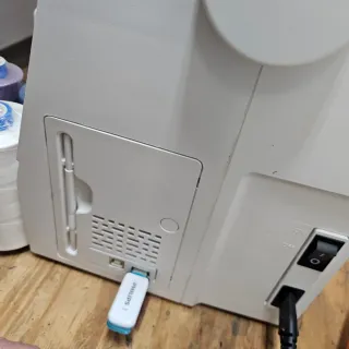 Máquina de bordar automática Elna