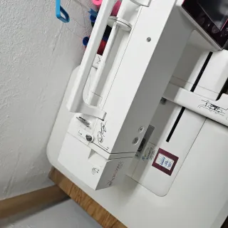 Máquina de bordar automática Elna