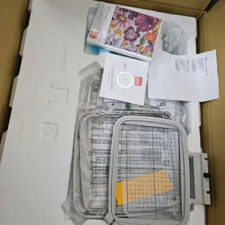 Máquina de bordar automática Elna