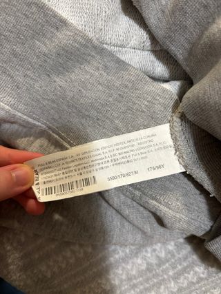 Sudadera con capucha gris