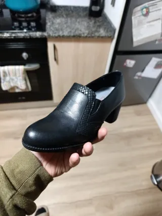 Zapatos de piel elegantes con tacón