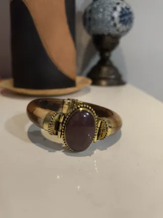 Pulsera dorada con piedra morada