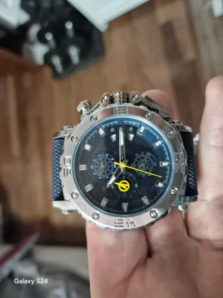 Reloj de pulsera plateado con esfera azul