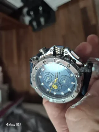 Reloj de pulsera plateado con esfera azul