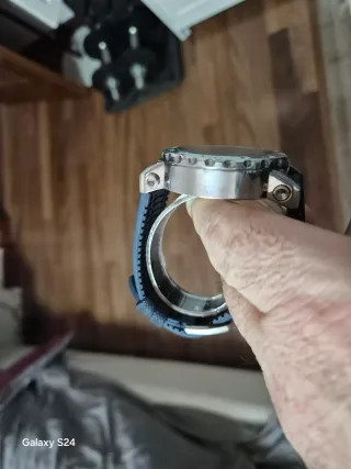 Reloj de pulsera plateado con esfera azul