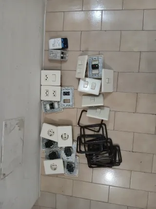 Lote mecanismos eléctricos Nieseen