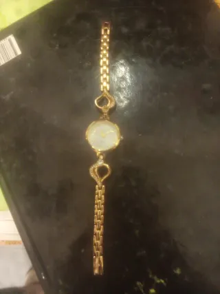 Elegante reloj de mujer dorado