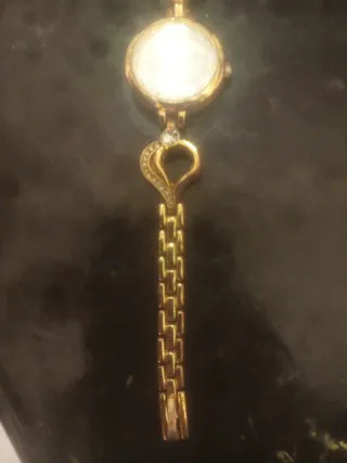 Elegante reloj de mujer dorado