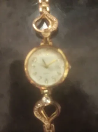 Elegante reloj de mujer dorado