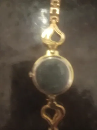 Elegante reloj de mujer dorado