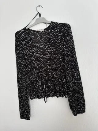 Blusa negra con puntitos blancos