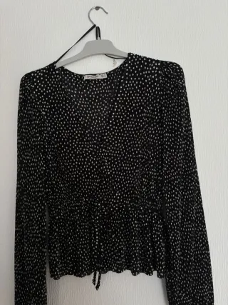 Blusa negra con puntitos blancos