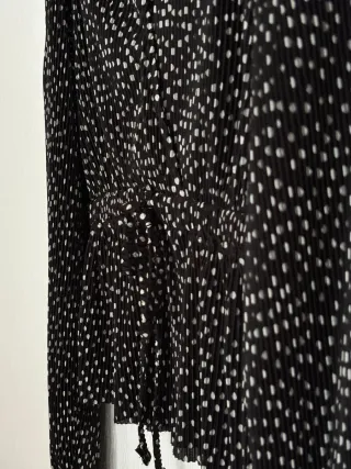 Blusa negra con puntitos blancos