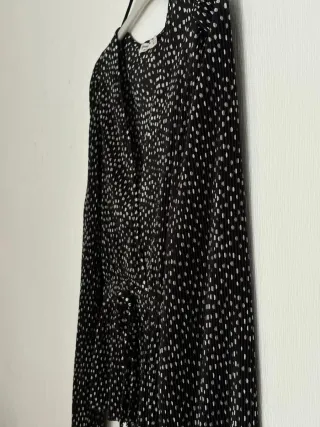 Blusa negra con puntitos blancos