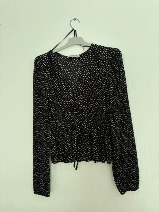 Blusa negra con puntitos blancos
