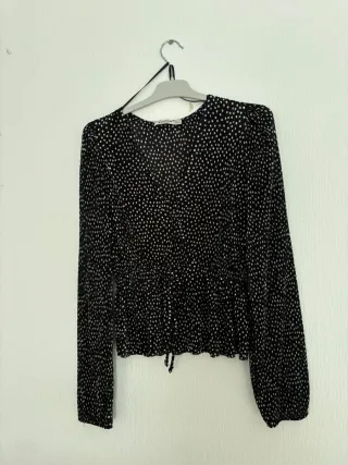 Blusa negra con puntitos blancos
