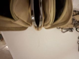 Bolso cartera beige con cadena