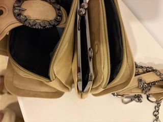 Bolso cartera beige con cadena