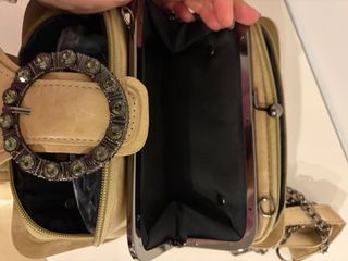 Bolso cartera beige con cadena