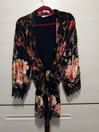 Kimono Bershka floral negro