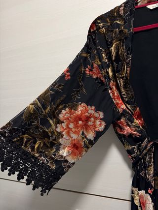 Kimono Bershka floral negro