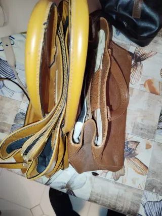 Dos bolsos de mano de piel marrón