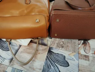 Dos bolsos de mano de piel marrón