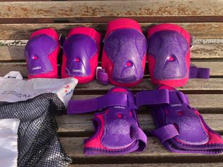 Patines y protecciones niña morado/rosa